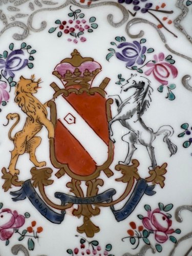 Assiette ancienne Kutani – porcelaine japonaise à blason héraldique – 1950s