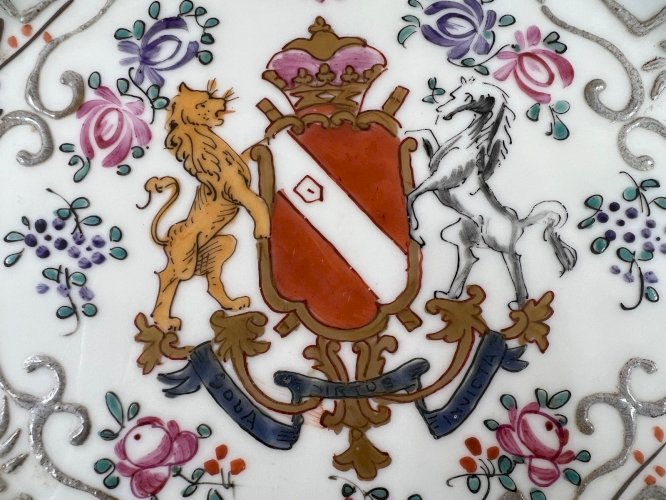 Assiette ancienne Kutani – porcelaine japonaise à blason héraldique – 1950s