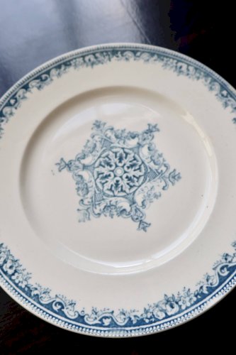 Assiette ancienne terre de fer Creil et Montereau - Service Guirlande