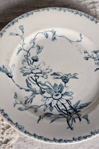 Assiette ancienne terre de fer Lunéville K&G modèle Marguerite bleu blanc