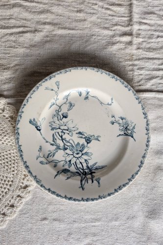 Assiette ancienne terre de fer Lunéville K&G modèle Marguerite bleu blanc
