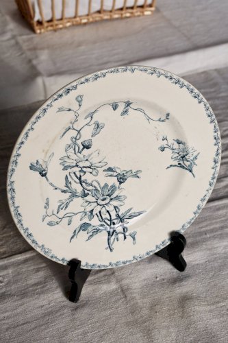Assiette ancienne terre de fer Lunéville K&G modèle Marguerite bleu blanc