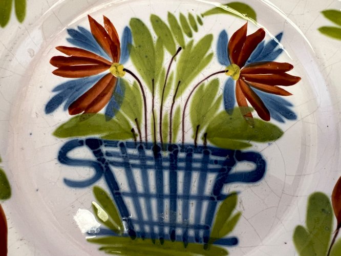 Assiette ancienne Waly 19e – Faïence décor panier & fleurs peintes main – 23 cm