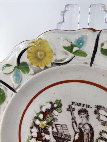 Assiette anglaise religieuse “FAITH” – décor barbotine – 19e – 17 cm