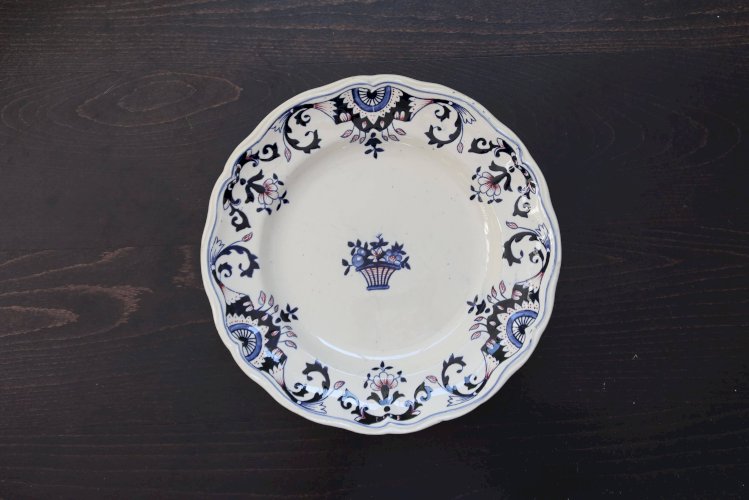 Assiette antique en terre de fer Longchamp, modèle Rouennais