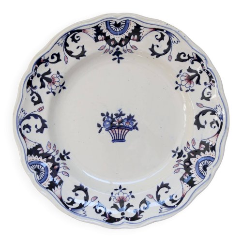 Assiette antique en terre de fer Longchamp, modèle Rouennais