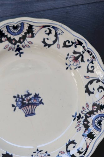 Assiette antique en terre de fer Longchamp, modèle Rouennais