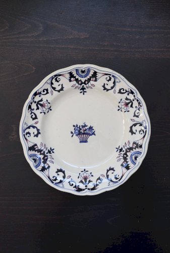 Assiette antique en terre de fer Longchamp, modèle Rouennais