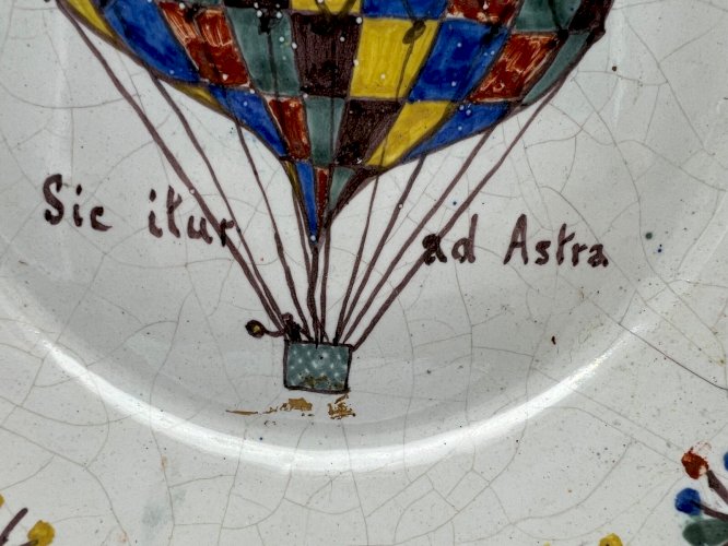 Assiette Auxerre XIXe faïence décor montgolfière ballon ancien rare 19e