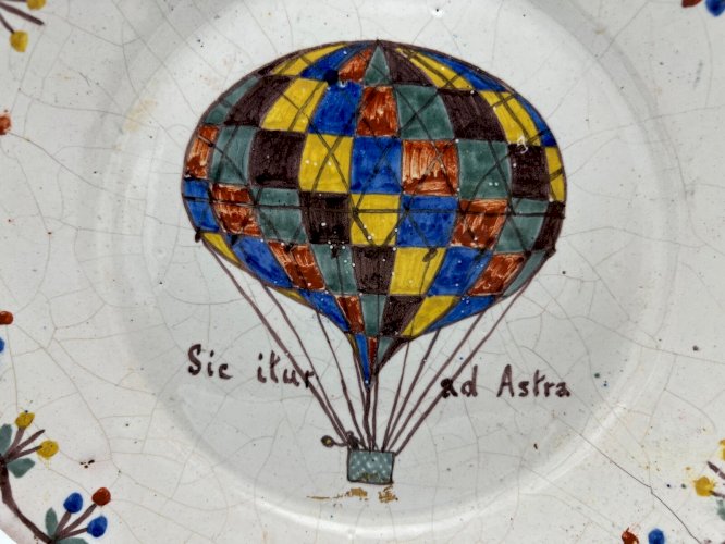 Assiette Auxerre XIXe faïence décor montgolfière ballon ancien rare 19e