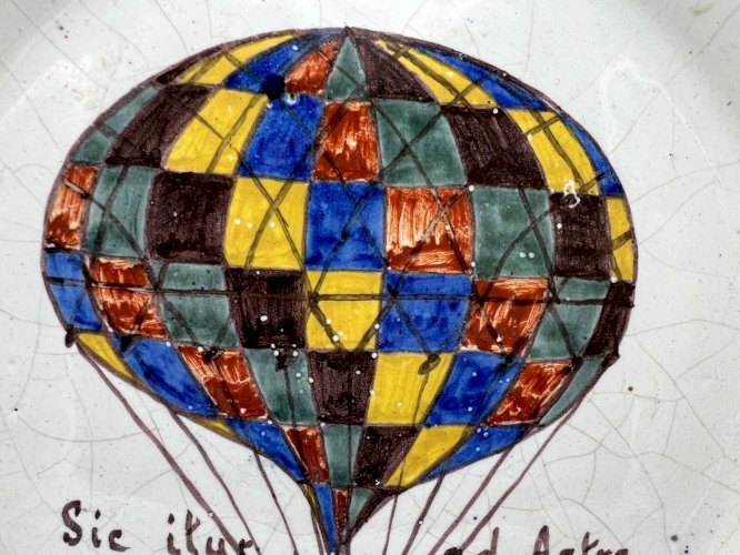 Assiette Auxerre XIXe faïence décor montgolfière ballon ancien rare 19e