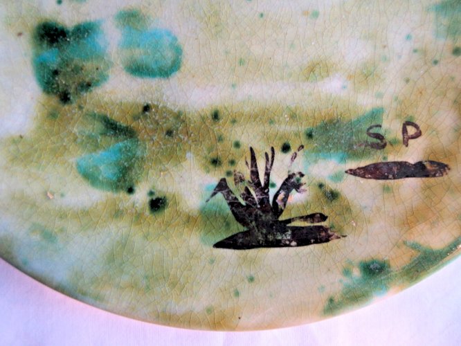 Assiette barbotine Art Déco, poisson rose en trompe l'oeil