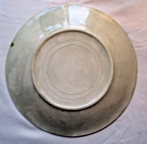 Assiette barbotine Art Déco, poisson rose en trompe l'oeil