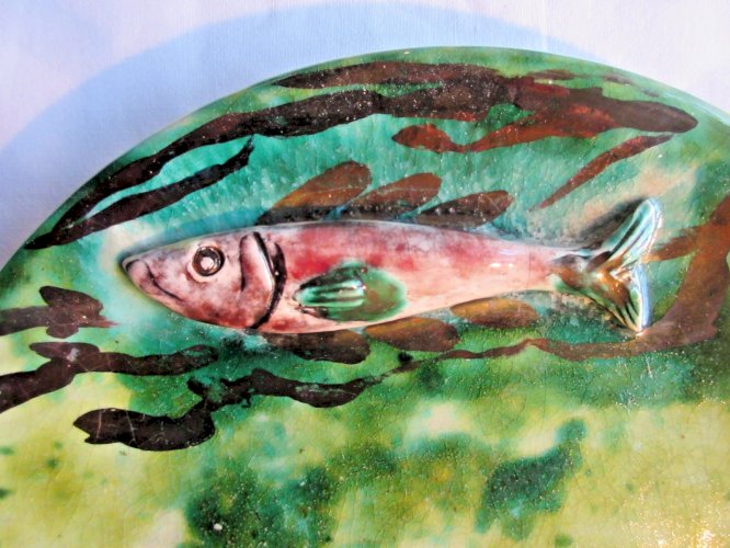 Assiette barbotine Art Déco, poisson rose en trompe l'oeil