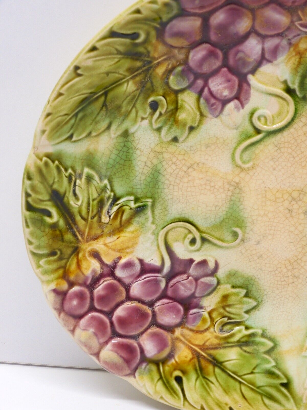 Assiette Ancienne Sarreguemines En Barbotine – Décor Raisins En Relief (Occasion)