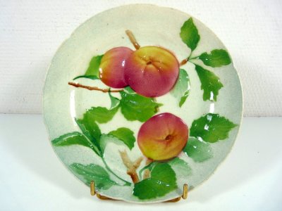 Assiette Barbotine Majolica Décor Relief Pêches Signée Keller& Guerin St Clement