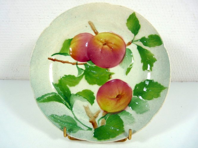 Assiette Barbotine Majolica Décor Relief Pêches Signée Keller& Guerin St Clement
