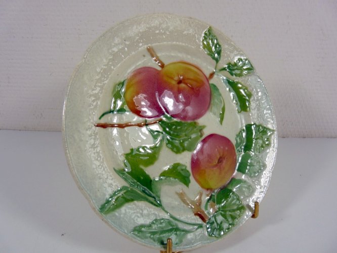 Assiette Barbotine Majolica Décor Relief Pêches Signée Keller& Guerin St Clement