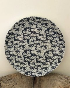 Assiette bleu marine motifs fleurs blanches