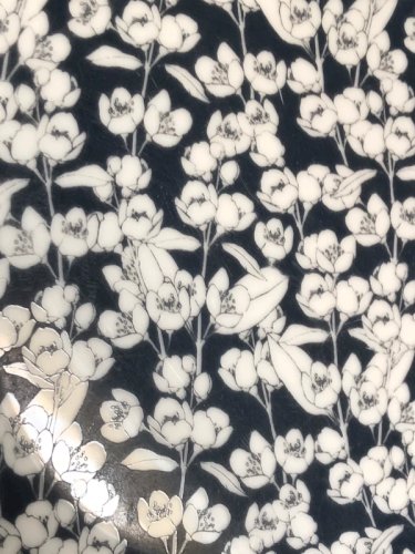 Assiette bleu marine motifs fleurs blanches