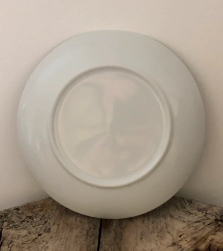 Assiette bleu marine motifs fleurs blanches