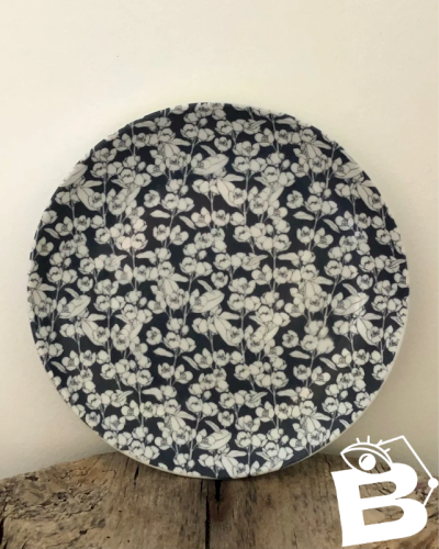 Assiette bleu marine motifs fleurs blanches