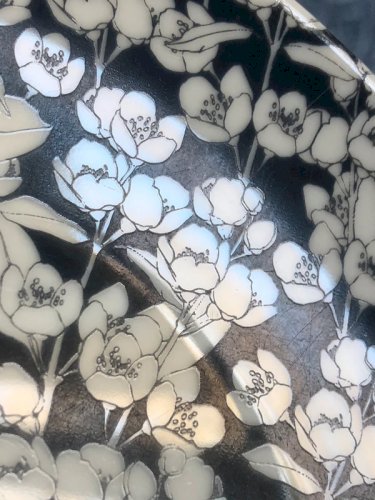 Assiette bleu marine motifs fleurs blanches