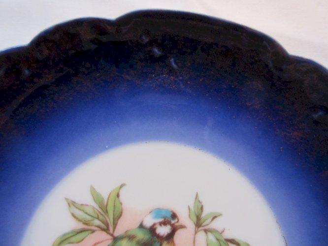 Assiette bleue signée H&C, 2 mésanges picorant des cerises