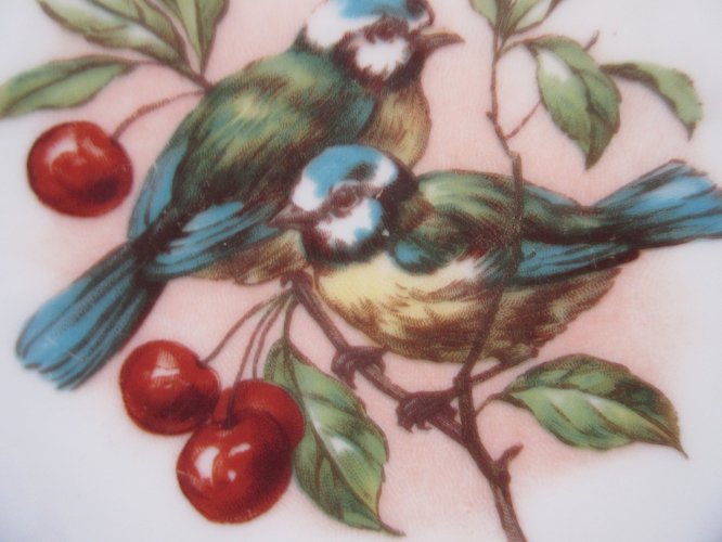 Assiette bleue signée H&C, 2 mésanges picorant des cerises