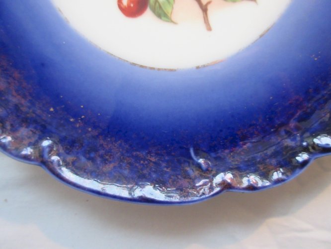 Assiette bleue signée H&C, 2 mésanges picorant des cerises