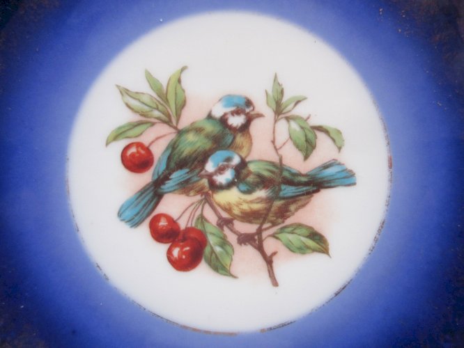 Assiette bleue signée H&C, 2 mésanges picorant des cerises