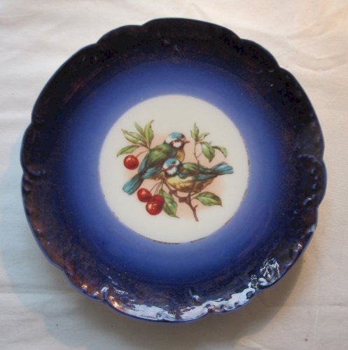 Assiette bleue signée H&C, 2 mésanges picorant des cerises