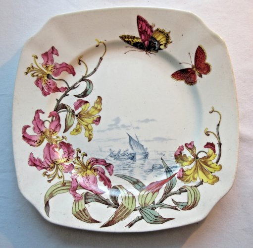 Assiette carrée polychrome, Lunéville, Art Nouveau: Orchidées, Papillons, Bateau