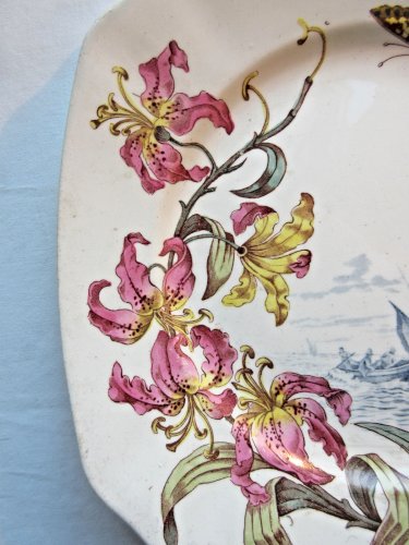 Assiette carrée polychrome, Lunéville, Art Nouveau: Orchidées, Papillons, Bateau