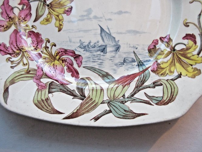 Assiette carrée polychrome, Lunéville, Art Nouveau: Orchidées, Papillons, Bateau
