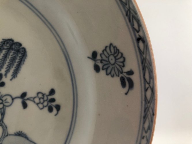 Assiette Chine XVIIIe – décor saule et lotus – porcelaine ancienne – Qing