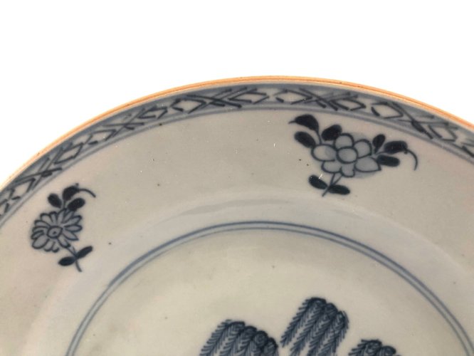 Assiette Chine XVIIIe – décor saule et lotus – porcelaine ancienne – Qing