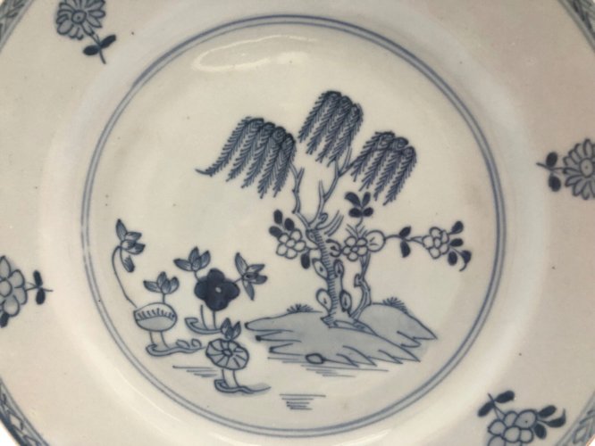 Assiette Chine XVIIIe – décor saule et lotus – porcelaine ancienne – Qing