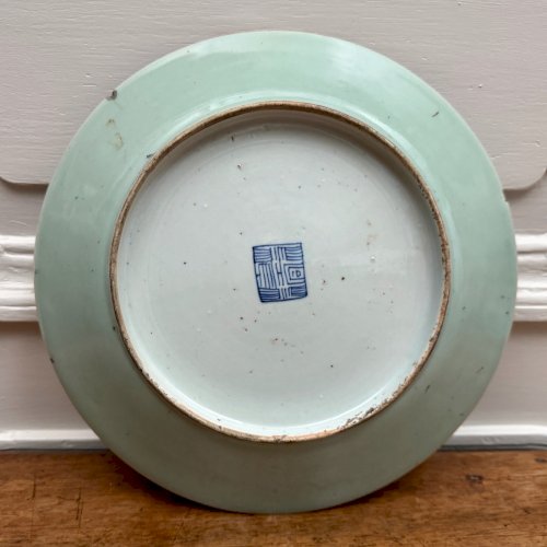 Assiette chinoise en porcelaine céladon décor d'oiseaux et de papillons M3917