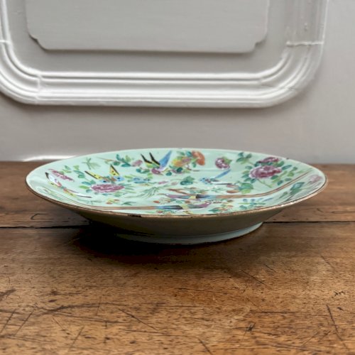 Assiette chinoise en porcelaine céladon décor d'oiseaux et de papillons M3917
