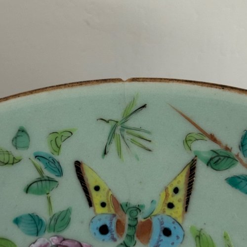 Assiette chinoise en porcelaine céladon décor d'oiseaux et de papillons M3917