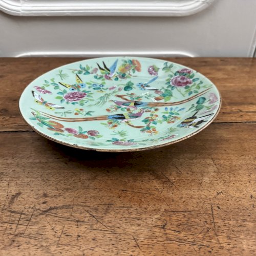 Assiette chinoise en porcelaine céladon décor d'oiseaux et de papillons M3917