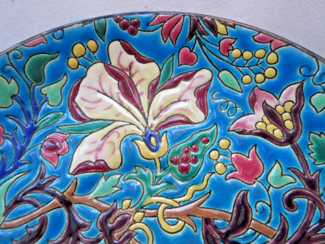 "Assiette, coupelle 18 cm en émaux de Longwy, Fleurs de Clématites sur fond bleu