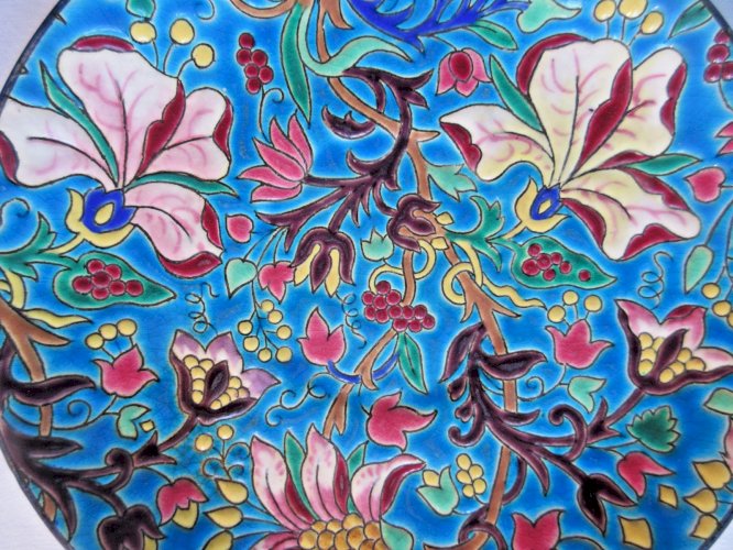 "Assiette, coupelle 18 cm en émaux de Longwy, Fleurs de Clématites sur fond bleu
