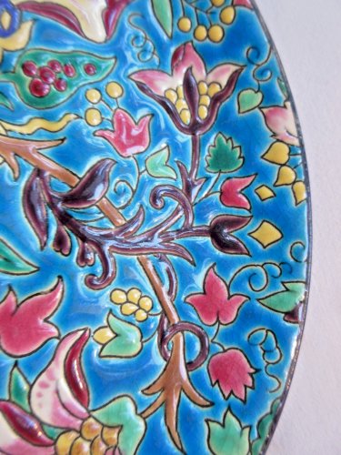 "Assiette, coupelle 18 cm en émaux de Longwy, Fleurs de Clématites sur fond bleu