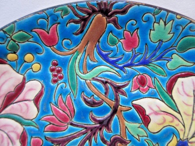 "Assiette, coupelle 18 cm en émaux de Longwy, Fleurs de Clématites sur fond bleu