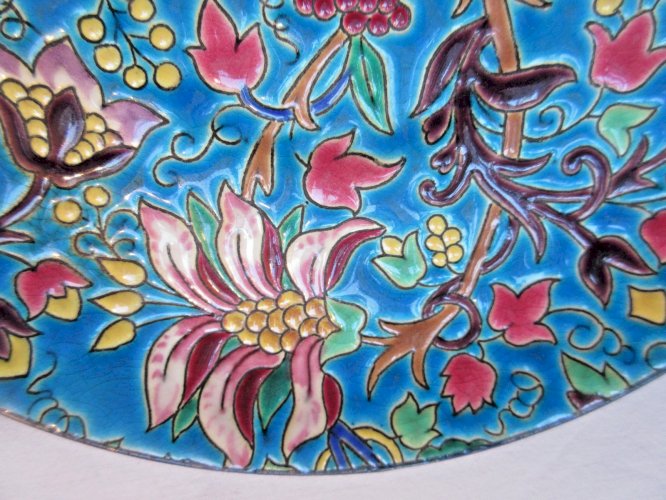 "Assiette, coupelle 18 cm en émaux de Longwy, Fleurs de Clématites sur fond bleu