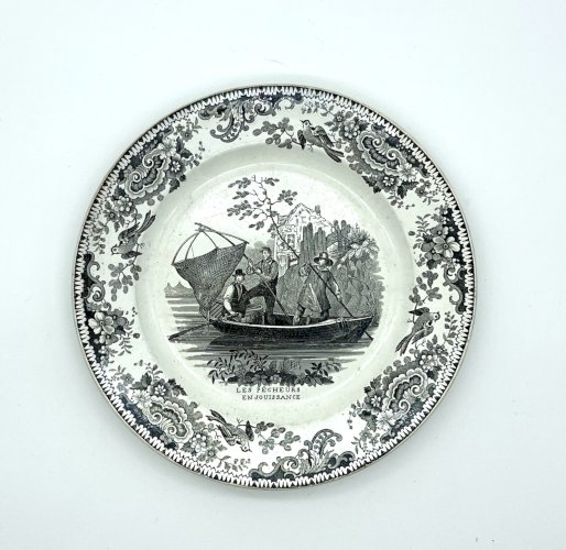 Assiette Creil & Montereau – “Les pêcheurs en jouissance” – décor noir – 19e – 2