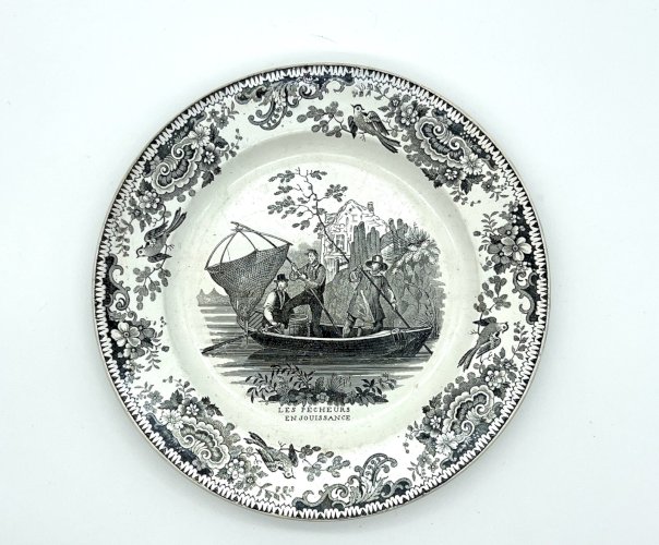 Assiette Creil & Montereau – “Les pêcheurs en jouissance” – décor noir – 19e – 2