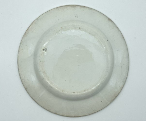 Assiette Creil & Montereau – “Les pêcheurs en jouissance” – décor noir – 19e – 2